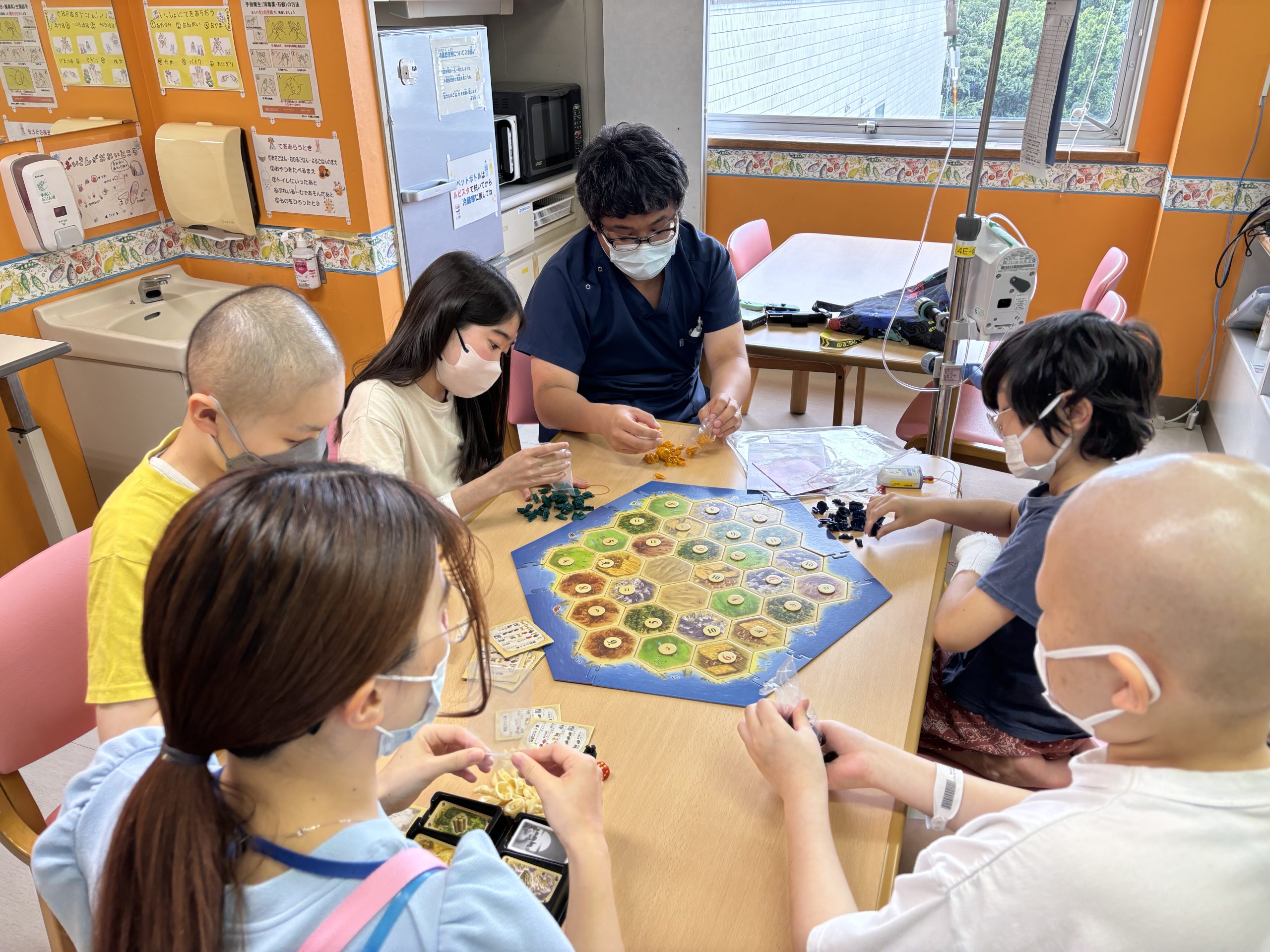 千葉県こども病院の入院中の子どもたちのひととき。